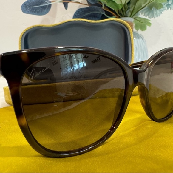 GUCCI Tortoise Shell Sunglasses - Picture 14 of 15